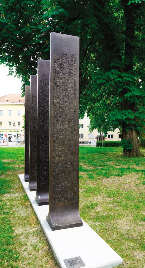 Prvi štirje bronasti stebri iz projekta 800+, v okviru katerega želita s Karlom Voukom javno predstaviti vseh 836 krajevnih imen, ki bi na avstrijskem Koroškem morala biti zapisana v nemškem in slovenskem jeziku. 