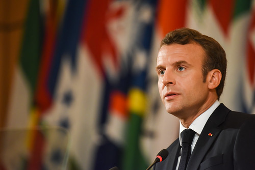 Macron se bo v tem primeru moral odločiti, ali bo ponovno imenoval Bayrouja, izbral novega premierja - že sedmega v času njegovega predsedovanja - ali razpisal predčasne volitve