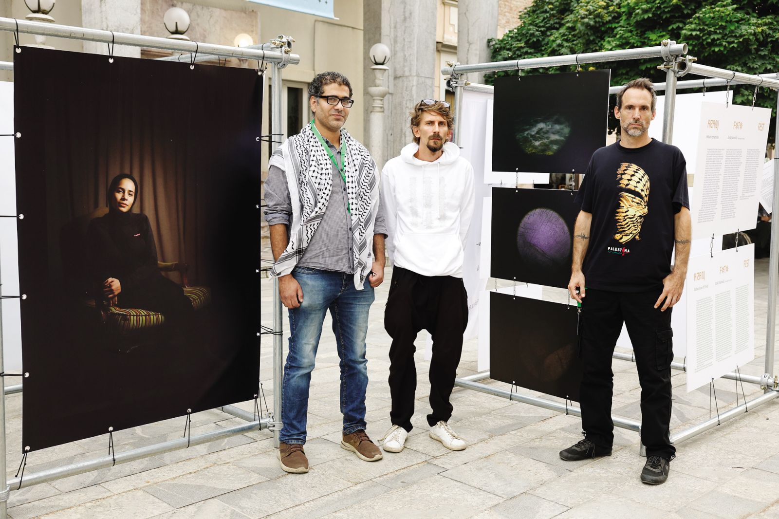 Matic Zorman: Pisma iz Gaze; avtor ter sodelujoča Erik Valenčič in Jaber M. R. Elmasry, Glavni trg pred Prešernovim gledališčem, Kranj Foto Fest 2025 | Borut Krajnc