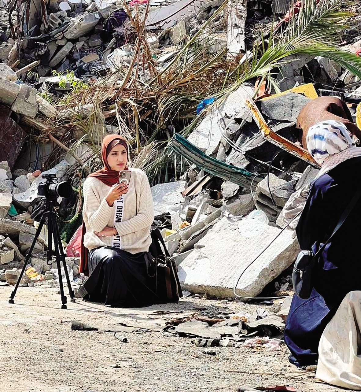Ruwaida Amer s svojci vsak dan išče zatočišče, kamor bi se lahko umaknili. Kot številni Palestinci je vse življenje delala le za to, da bi imeli vsaj skromen dom. Prvič ga je izgubila, ko je bila še otrok, drugič kot odrasla ženska. Le zato, ker je Palestinka. Danes živi na ulicah razrušene Gaze (na fotografiji med snemanjem pogovora s prebivalko).