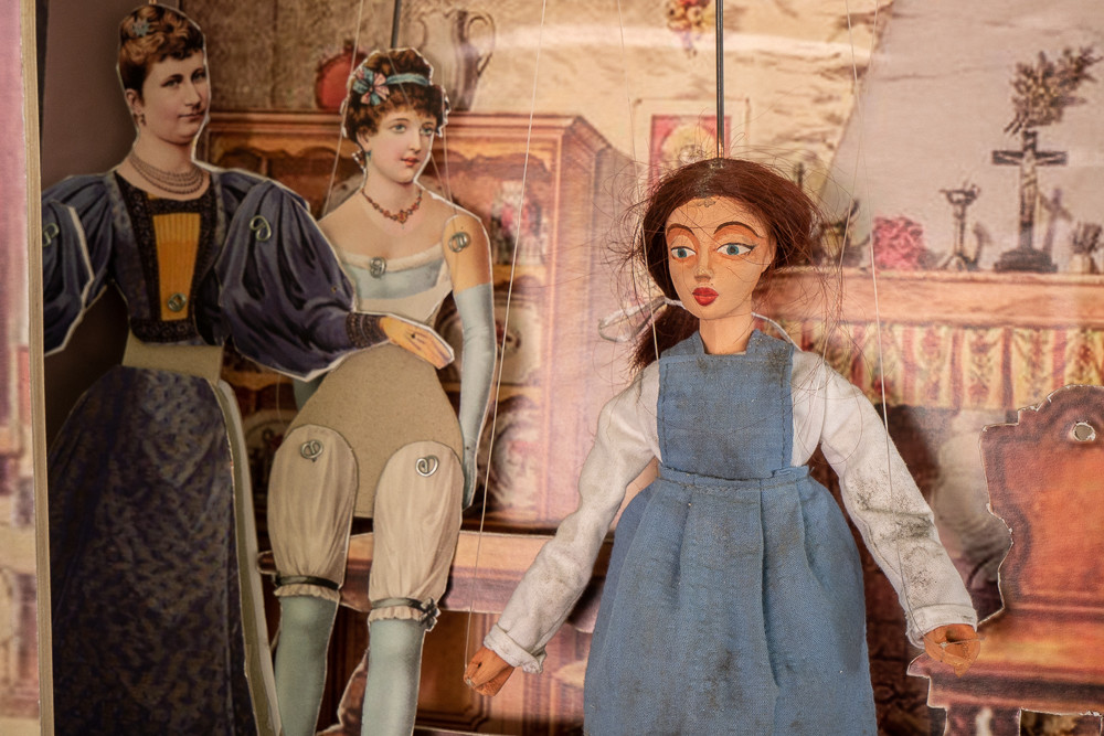 Predstava Pepelka, ki je nastala v koprodukciji gledališke skupine Miza in scena in MCLU Koper iz Slovenije ter gledališča DRAK s Češke