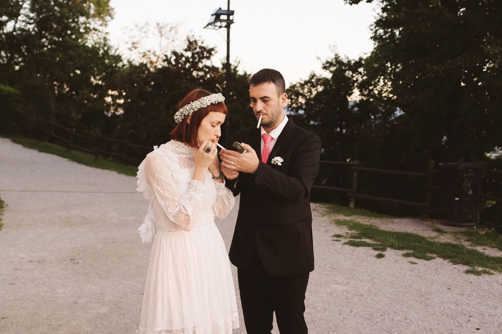 Mladoporočenca, ki sta si vzela čas za prvi (skupni) dim.