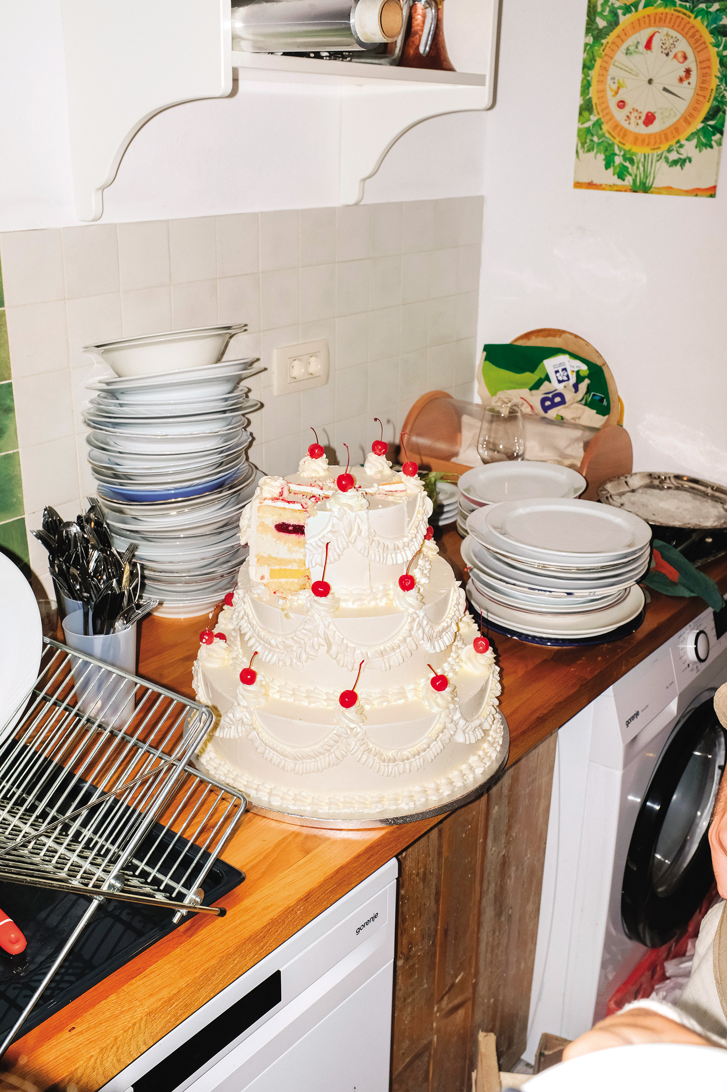 Za vsako brezhibno poročno torto se skriva kaotična kuhinja, ki se jo ponavadi trudimo prikriti. Kolektiv Get Married or Die razmišlja prav nasprotno.