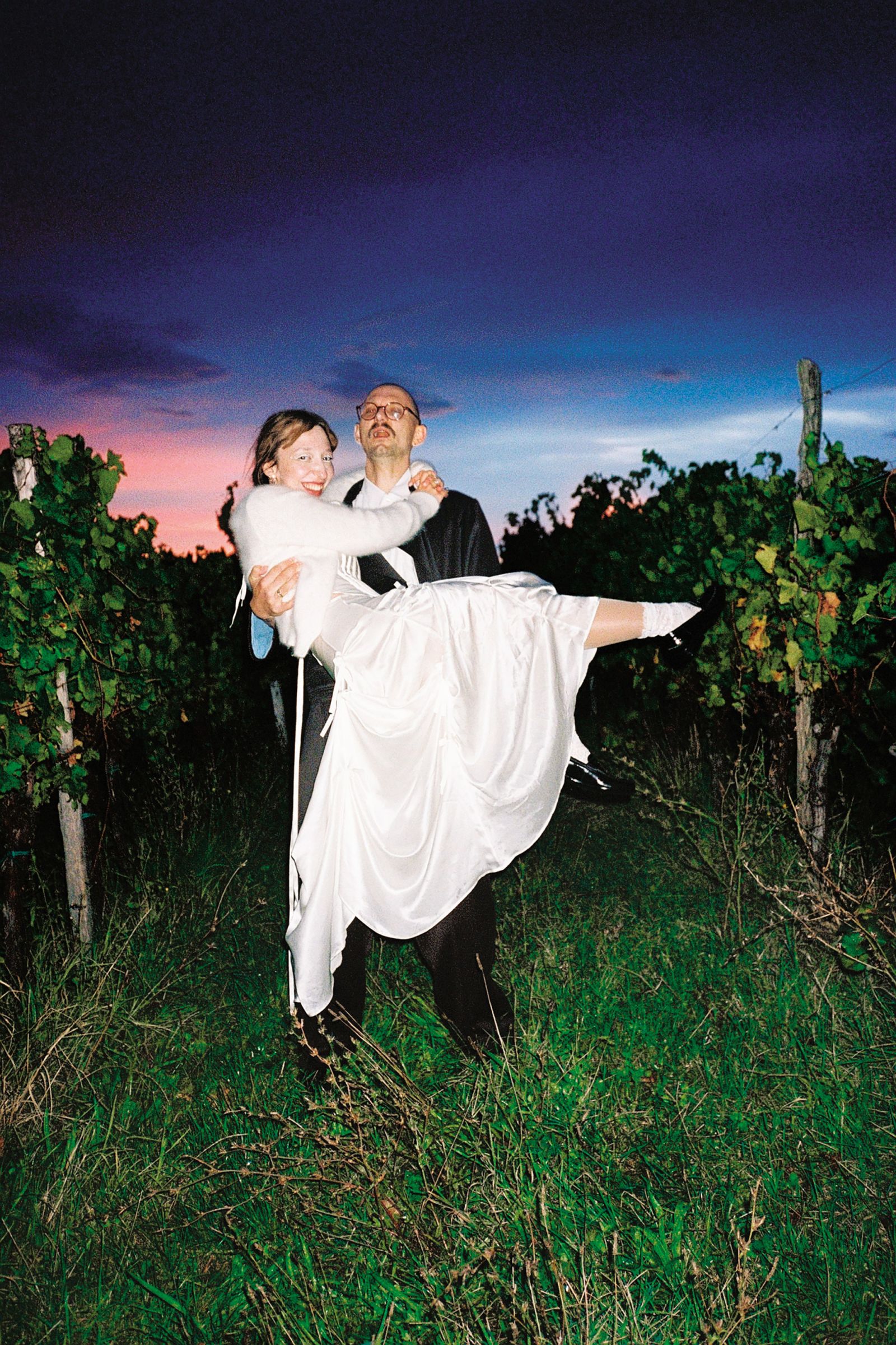 Mladoporočenca v vinogradu: fotografiranje vsake poroke je nov izziv, članom kolektiva pa je pri tem v veliko pomoč njihovo široko zanimanje za različna področja fotografije in druge umetnosti.