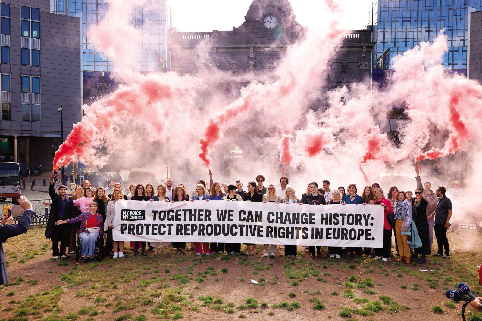 Predstavniki gibanja My Voice, My Choice so v Bruslju evropski komisiji uradno predali 1.124.513 podpisov Evropske državljanske pobude za varen in dostopen splav | Črt Piksi