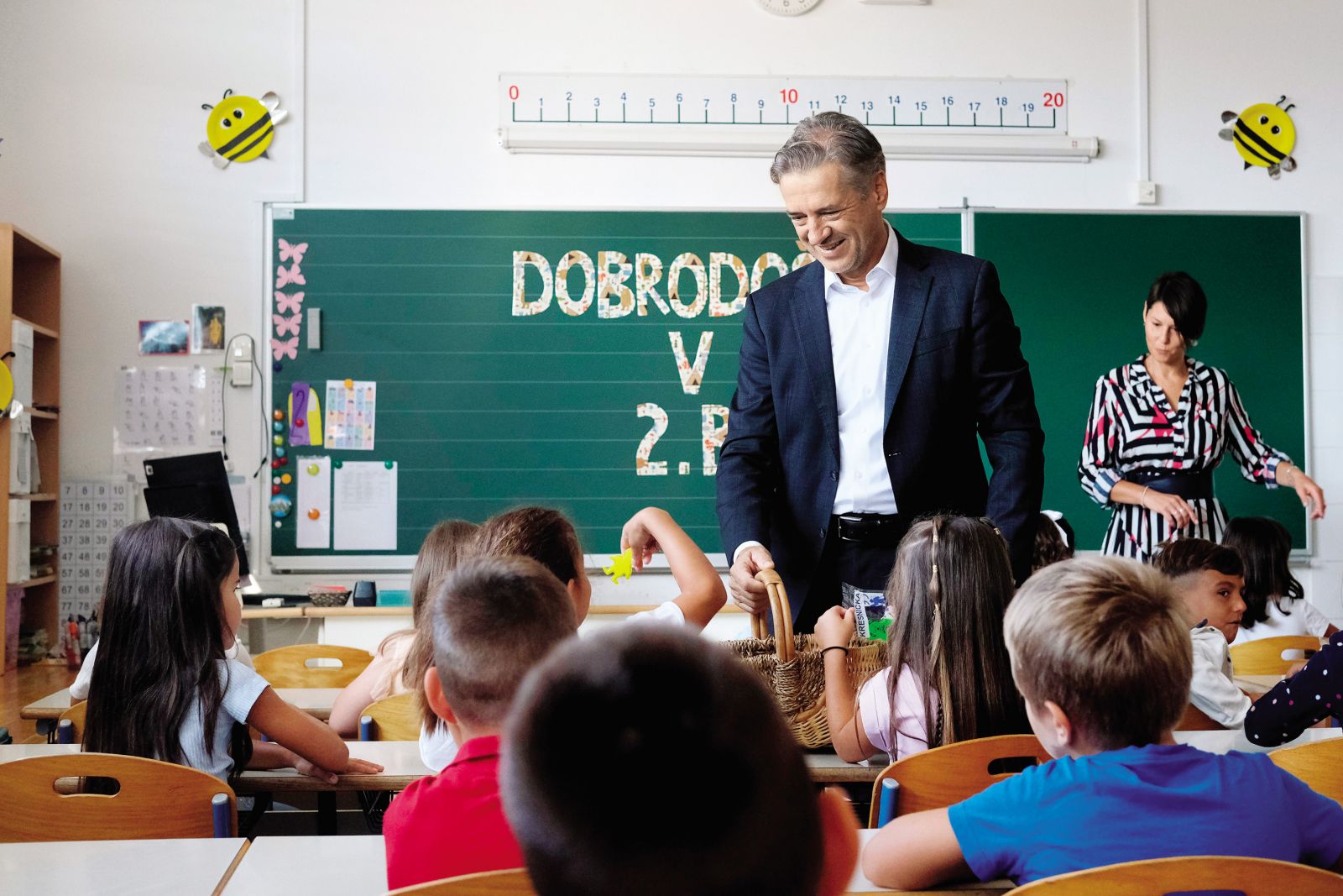 Politiki 1. septembra radi obiskujejo šole (na fotografiji Robert Golob v OŠ Kašelj), več težav pa imajo s šolsko politiko.