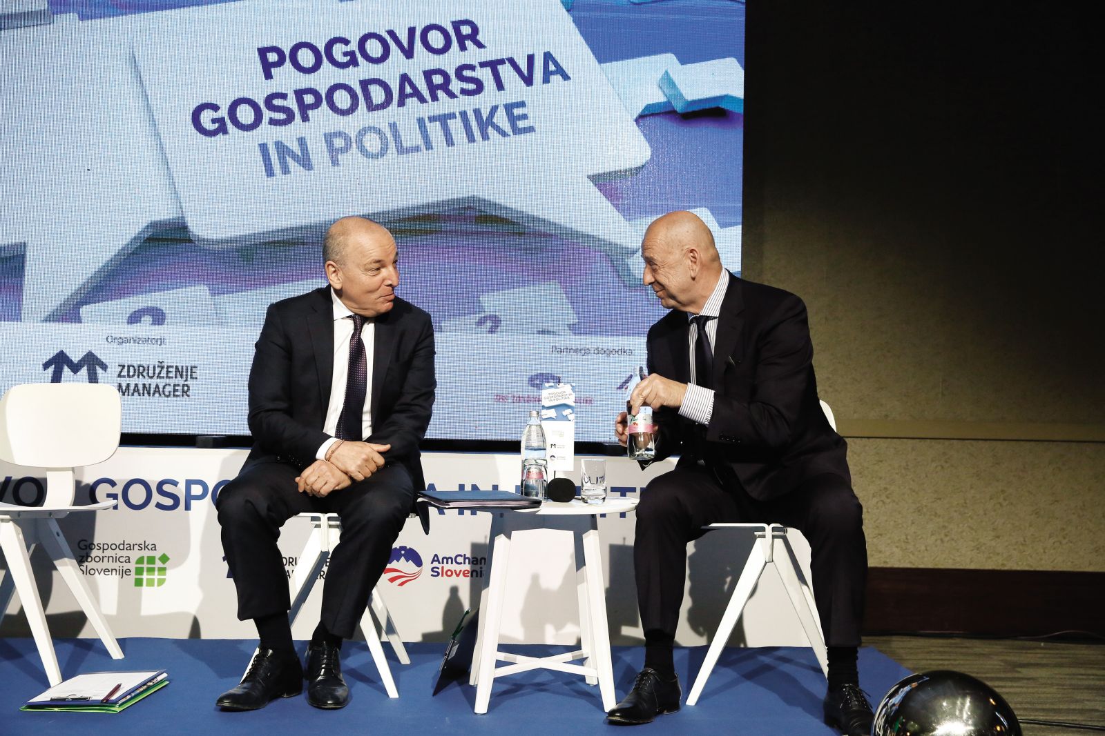 Predsednik Gospodarske zbornice Slovenije, dolgoletni podpredsednik Slovenske industrije jekla Tibor Šimonka, in nekdanji predsednik uprave slabe banke Andrej Šircelj iz SDS se dobro razumeta. Prva Janševa vlada je Slovensko industrijo jekla, v katero je država v času sanacije vložila več kot 700 milijonov evrov, prodala Rusom – na kredit – za dobrih 100 milijonov.