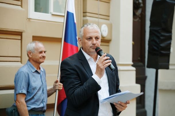 Primc tragedijo izrabil za napad