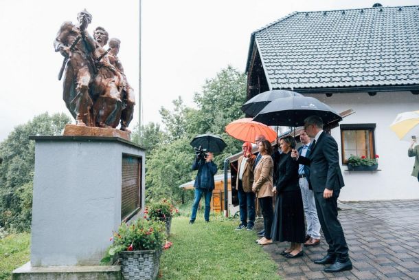 Ministrica se je na Peršmanovi domačiji s polaganjem venca poklonila spominu na 11 članov družine Peršman – Kogoj, ki so umrli kot žrtve nacističnega nasilja ob koncu druge svetovne vojne.