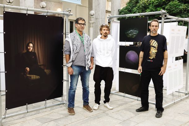 Matic Zorman: Pisma iz Gaze; avtor ter sodelujoča Erik Valenčič in Jaber M. R. Elmasry, Glavni trg pred Prešernovim gledališčem, Kranj Foto Fest 2025 