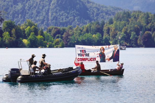 Protiteroristična enota pregleduje čoln protestnikov ob Blejskem strateškem forumu.