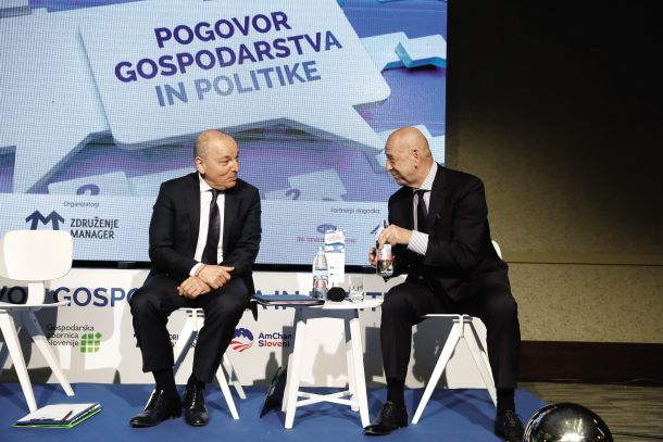 Predsednik Gospodarske zbornice Slovenije, dolgoletni podpredsednik Slovenske industrije jekla Tibor Šimonka, in nekdanji predsednik uprave slabe banke Andrej Šircelj iz SDS se dobro razumeta. Prva Janševa vlada je Slovensko industrijo jekla, v katero je država v času sanacije vložila več kot 700 milijonov evrov, prodala Rusom – na kredit – za dobrih 100 milijonov. 