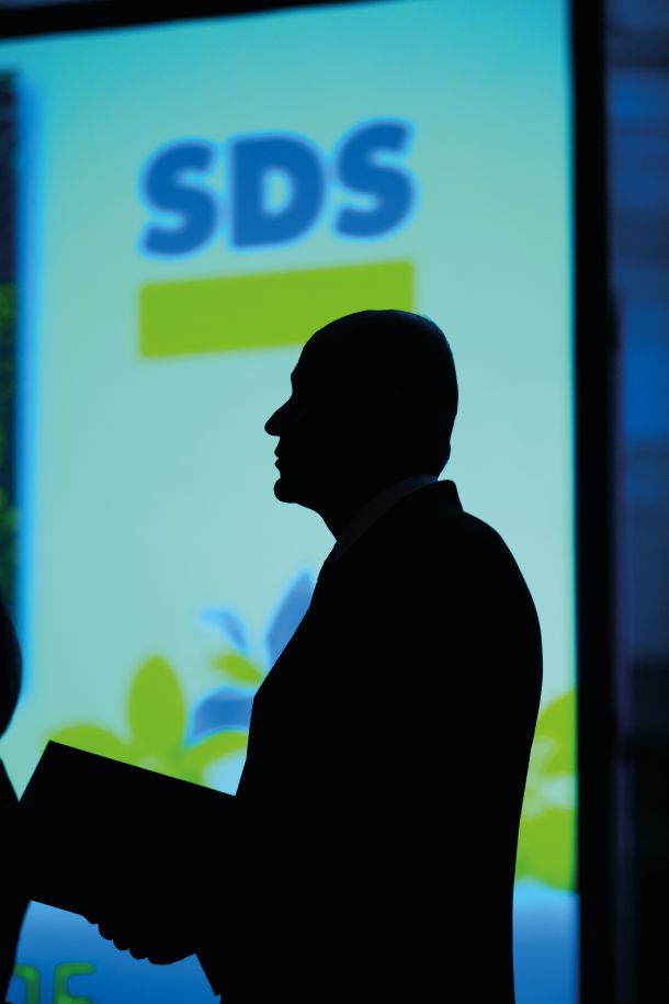SDS je danes stranka, ki zastopa nove prvorazredne – elito tranzicijskih menedžerjev. Ta je kapital dobila v času prvega in drugega vala privatizacije, ki so jo izvajale vlade pod vodstvom Janeza Janše.