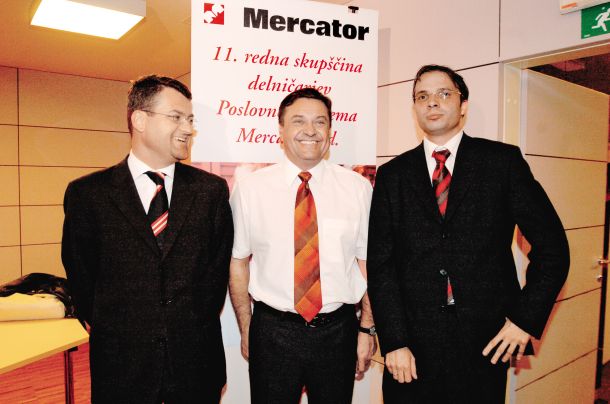 Odstavitev Zorana Jankovića na skupščini Mercatorja leta 2005: levo od njega Tomaž Toplak, vodja nekdanje paradržavne družbe SOD iz kvote NSi, skrajno desno Marko Pogačnik iz SDS, tedaj vodja paradržavne Kapitalske družbe. Prodaja Mercatorja je bila prva domina, političnoklientelistični vzorec, po katerem so v SDS začeli privatizacijo.