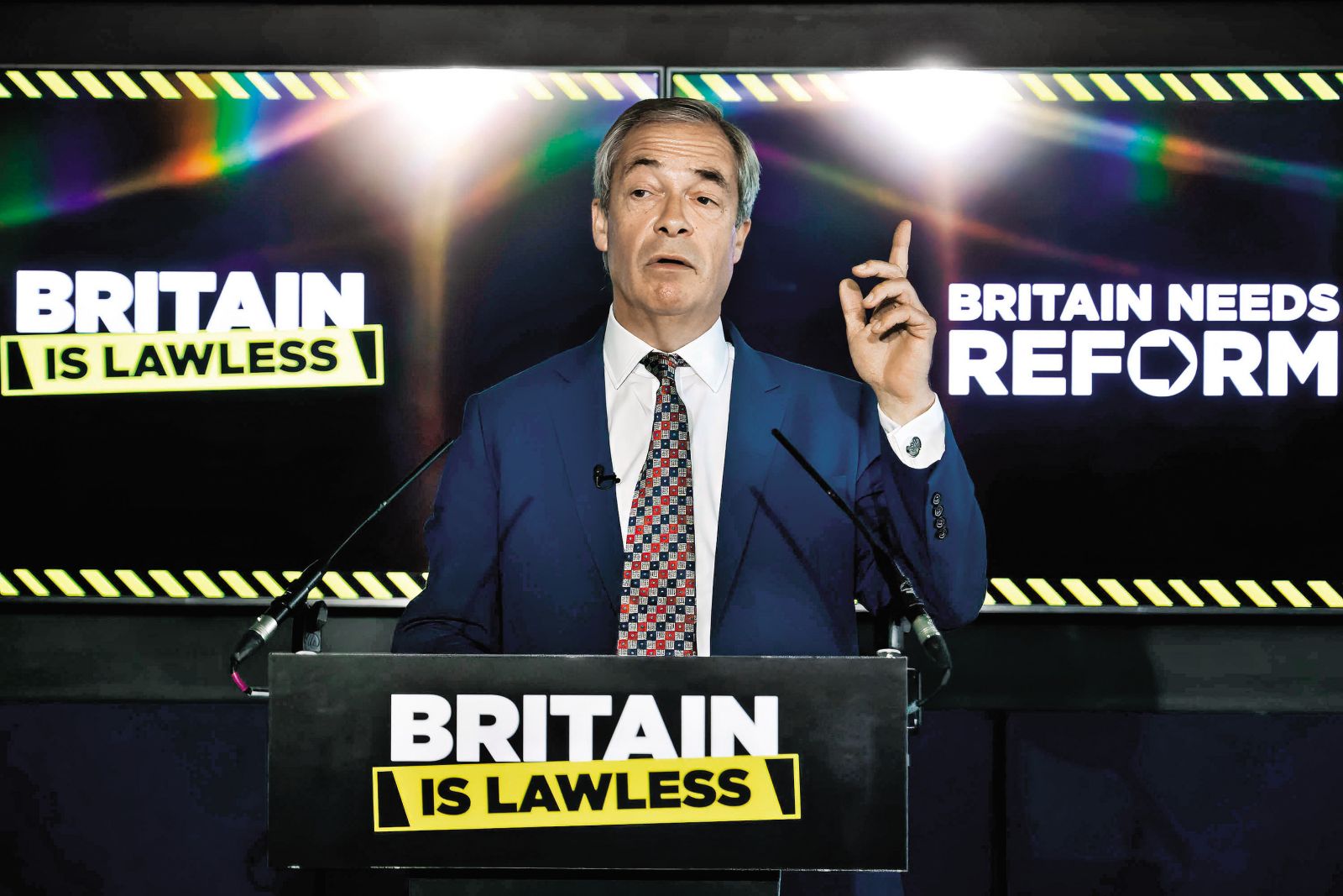 Med britanskimi politiki Aktu o spletni varnosti najglasneje nasprotuje Nigel Farage iz skrajno desničarske, populistične stranke Reform UK. Farage je nove zakonske določbe označil za »državno zatiranje svobode govora« in napovedal, da bo njegova stranka Reform UK, če pride na oblast, zakon razveljavila.