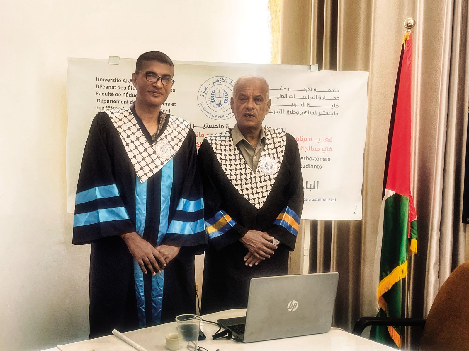 Vidno shujšani Ahmed med zagovorom magisterija s svojim mentorjem, dr. Alijem Nasarjem.