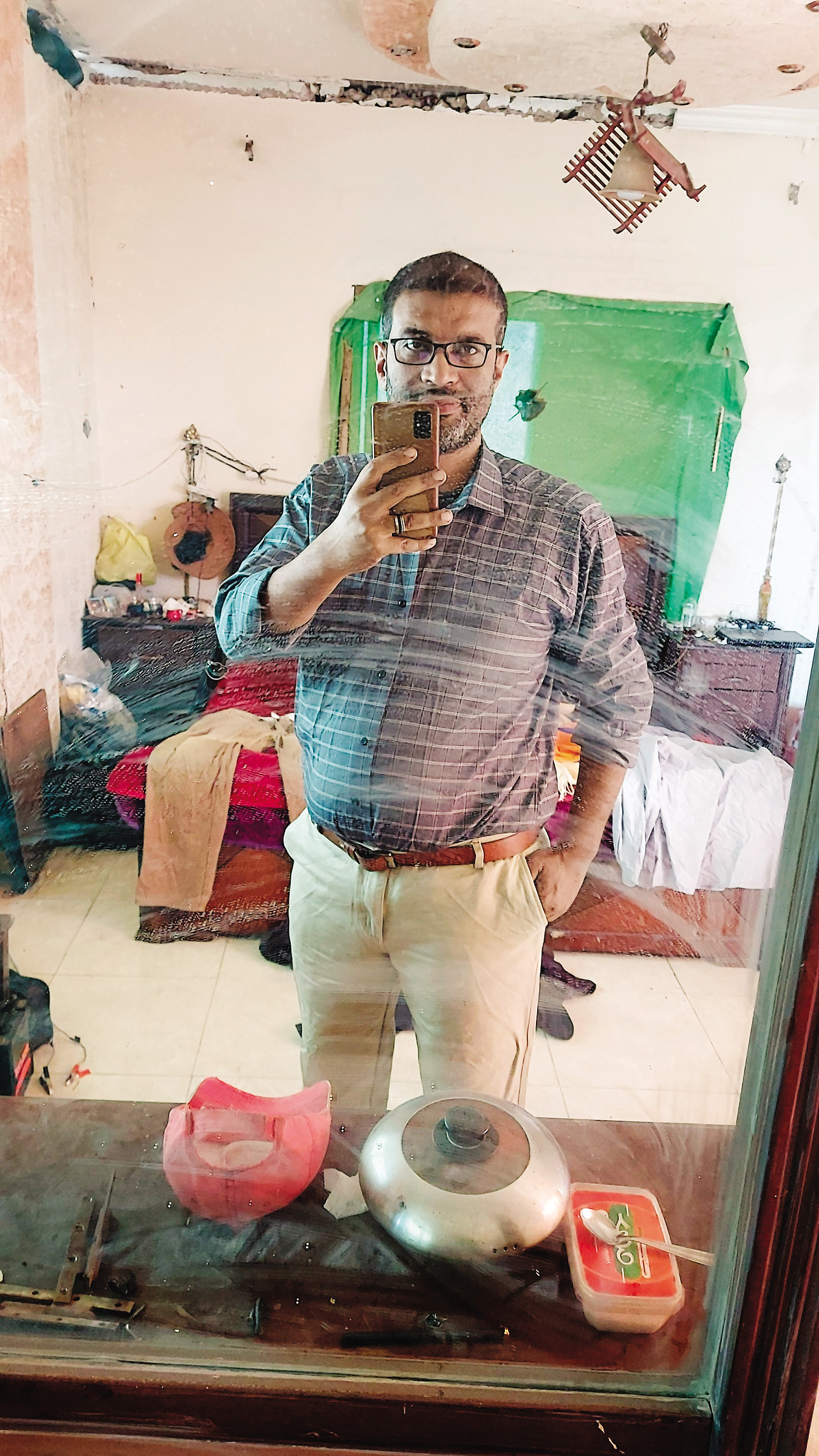 Profesor Ahmed Al Masri v svoji spalnici po vrnitvi na svoj dom v mestu Gaza pred približno pol leta.