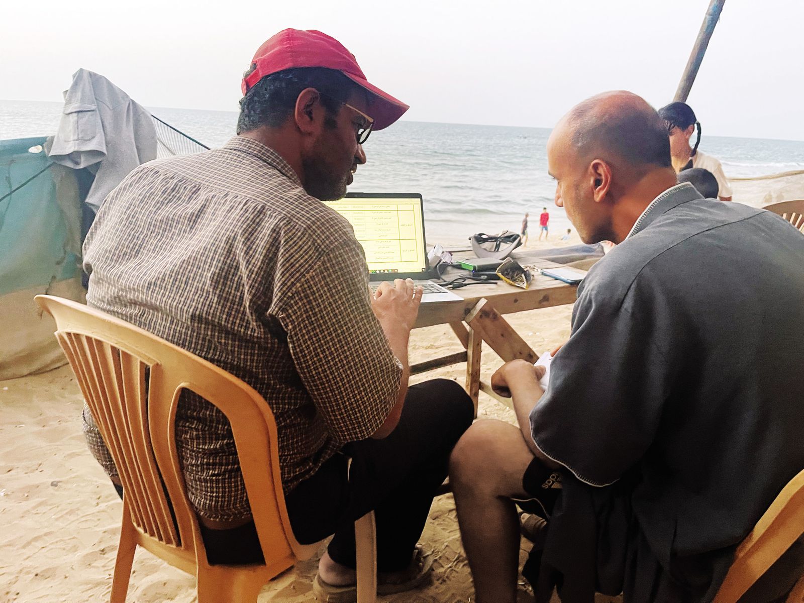 Ahmed in Mohamed Junis, direktor oddelka za francoščino pri Univerzi Al Aksa, med pripravo novega študijskega načrta, prilagojenega vojnim razmeram.