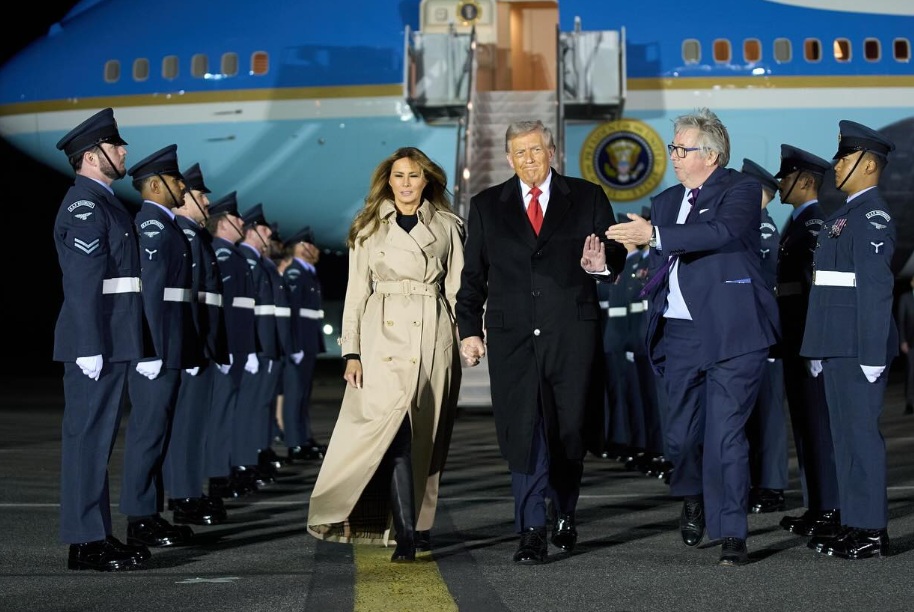 Melania in Donald Trump med prihodom na londonsko letališče