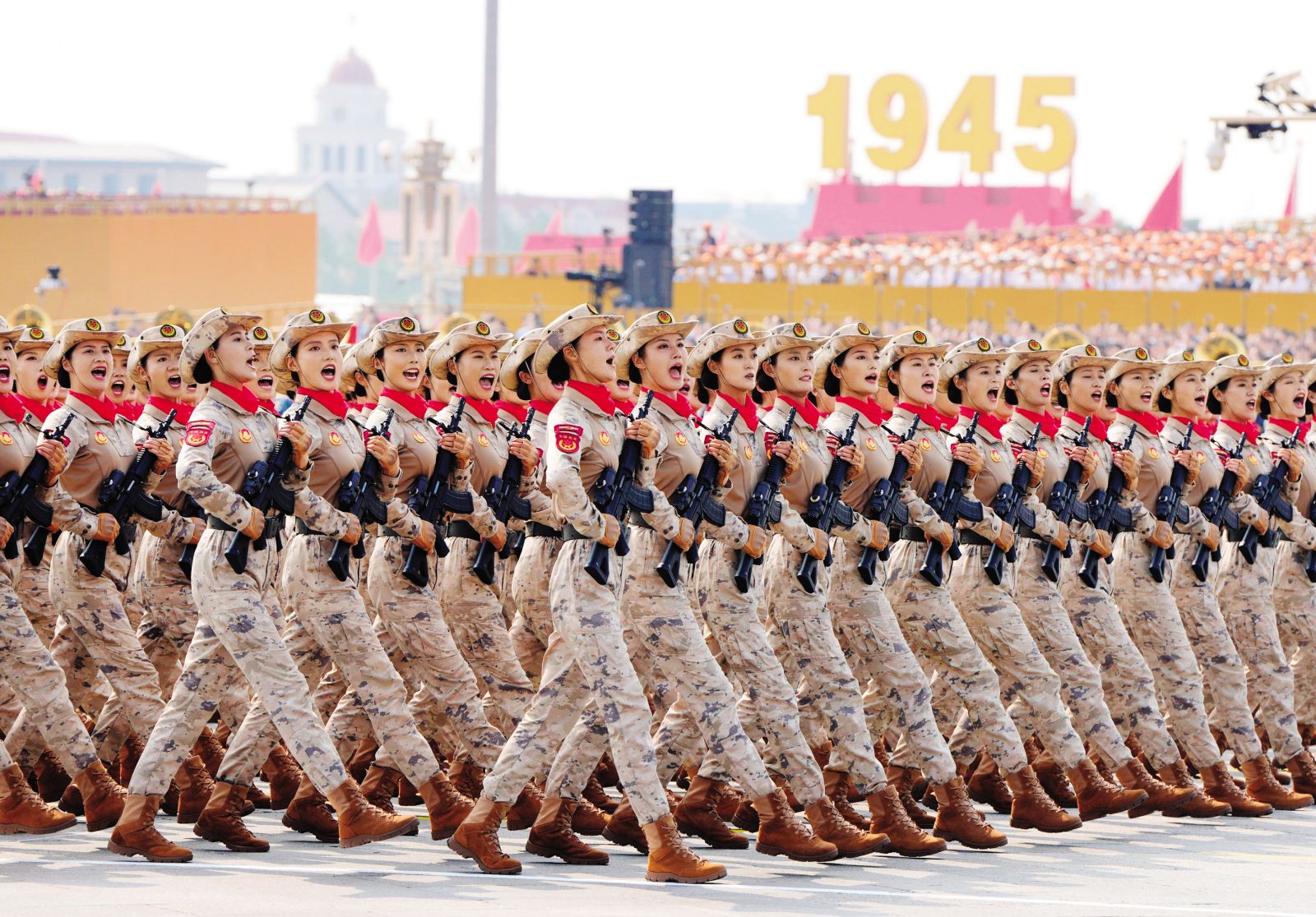 Kitajske vojakinje na paradi na Trgu nebeškega miru ob 80. obletnici zmage Kitajske nad Japonsko.