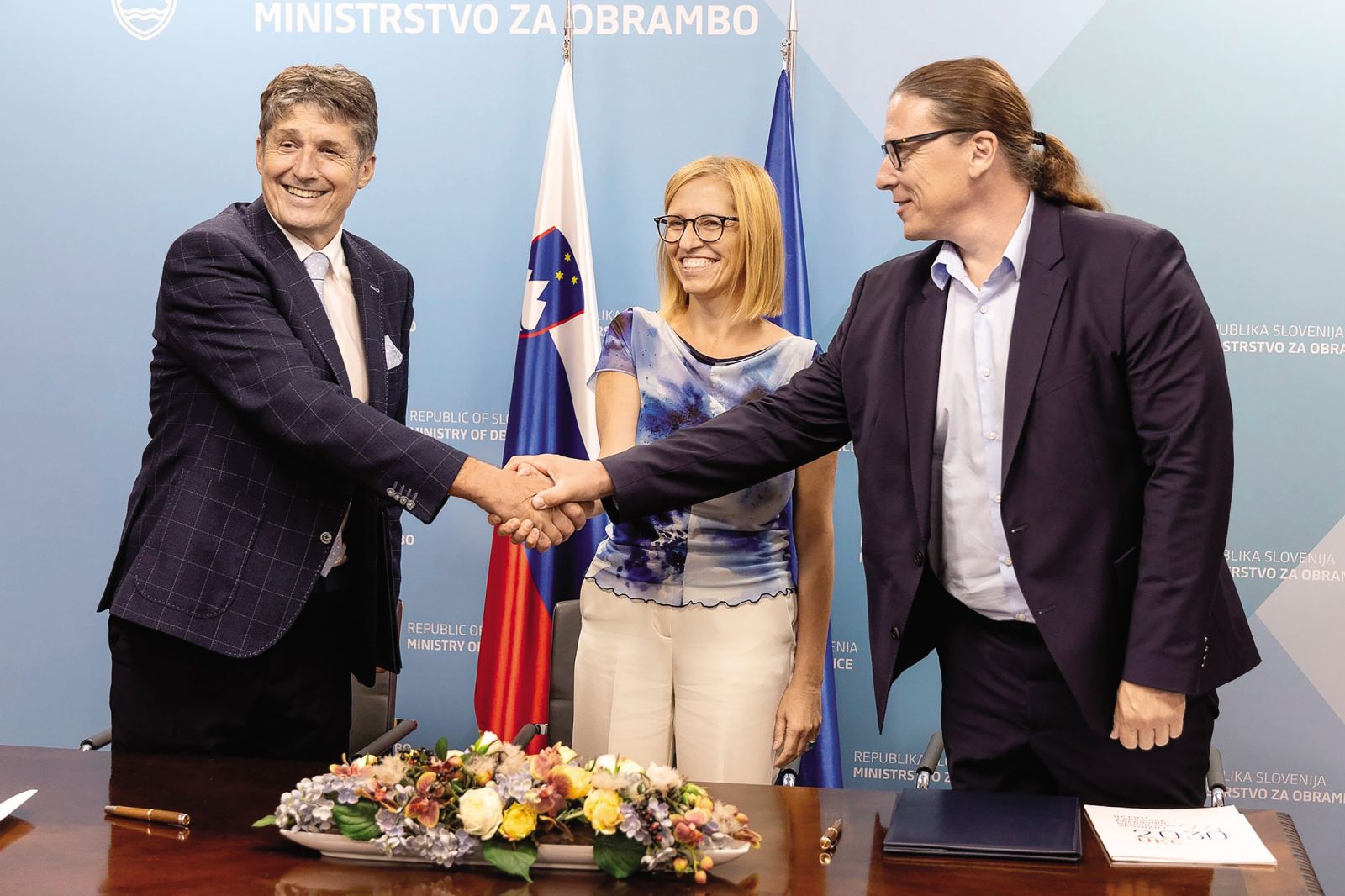 Podpis sporazuma o sodelovanju pri investiciji vzpostavitve Nacionalnega zdravstvenega centra za izredne razmere (na fotografiji minister za obrambo mag. Borut Sajovic, ministrica za zdravje dr. Valentina Prevolnik Rupel, generalni direktor UKC Ljubljana doc. dr. Marko Jug)
