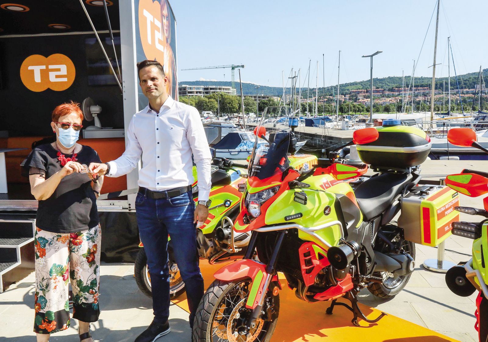 Valentin Hajdinjak je kot predstavnik T-2 junija leta 2020 organiziral dobrodelno akcijo, v kateri so koprskemu zdravstvenemu domu podarili reševalni motor. Denarja, za polovico vrednosti motorja so v T-2 ob tem nakazali Hajdinjakovim sodelavcem v stranko NSi.