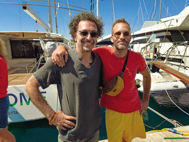 Bosanski aktivist Boris Vitlacil (levo), ki še ni pozabil vojne v njegovi državi, in slovensko-nemški filmski režiser Jakob Krese (desno) pred izplutjem največje odprave neodvisne flote Global Sumud Flotilla proti Gazi. 