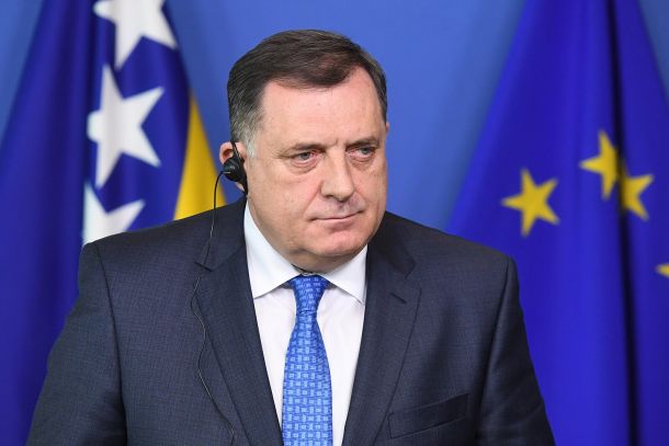 Vlada Dodiku prepovedala vstop v Slovenijo