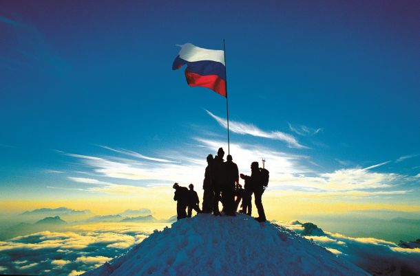 Fotografija Joca Žnidaršiča iz 12. junija 1991 s slovensko trobojnico (brez grba) na Triglavu