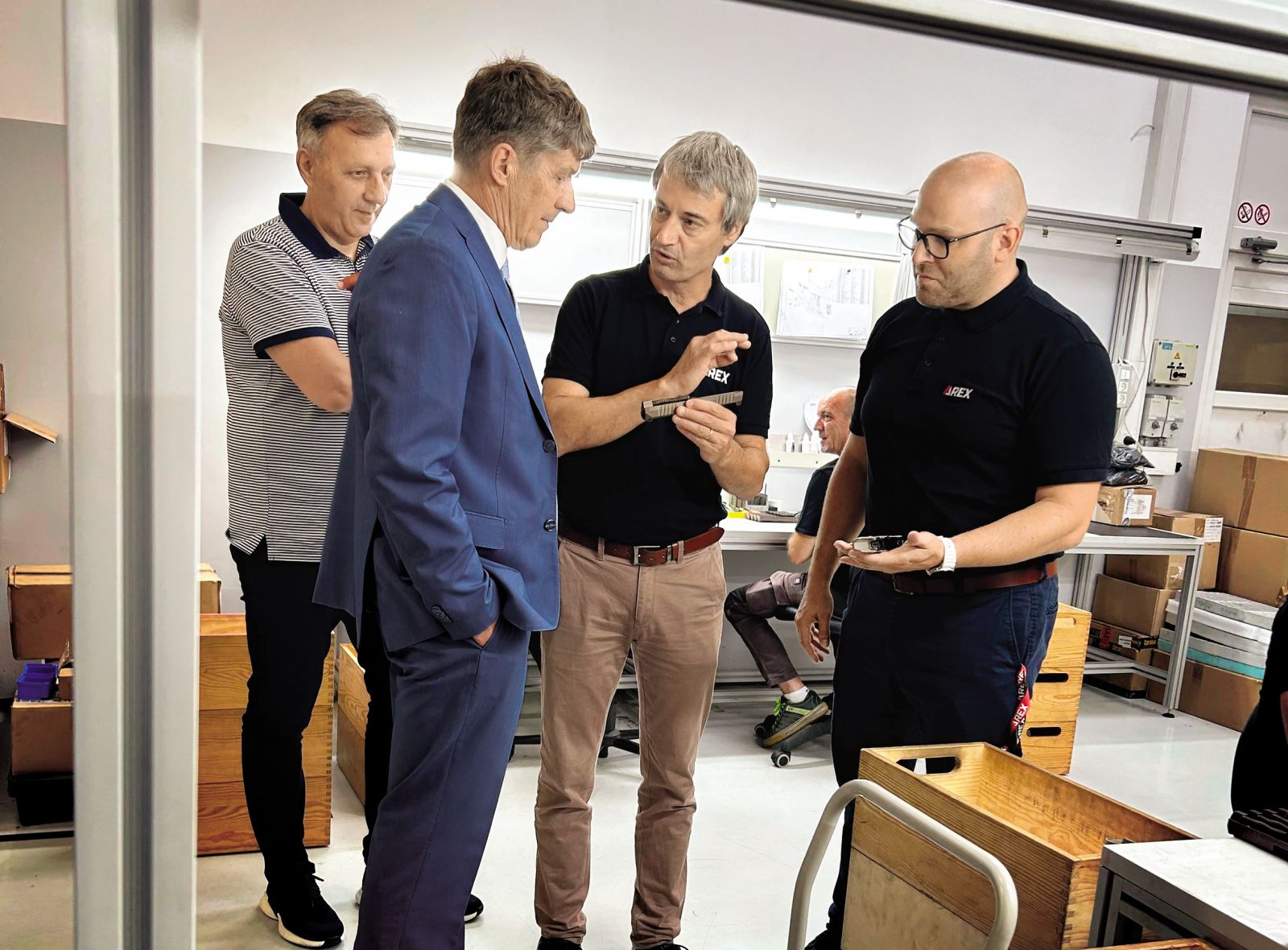 Minister za obrambo Borut Sajovic se je v Šentjerneju seznanil z razvojnimi možnostmi podjetij, ki so del Grozda slovenske obrambne industrije (na fotografiji v podjetju Arex) 