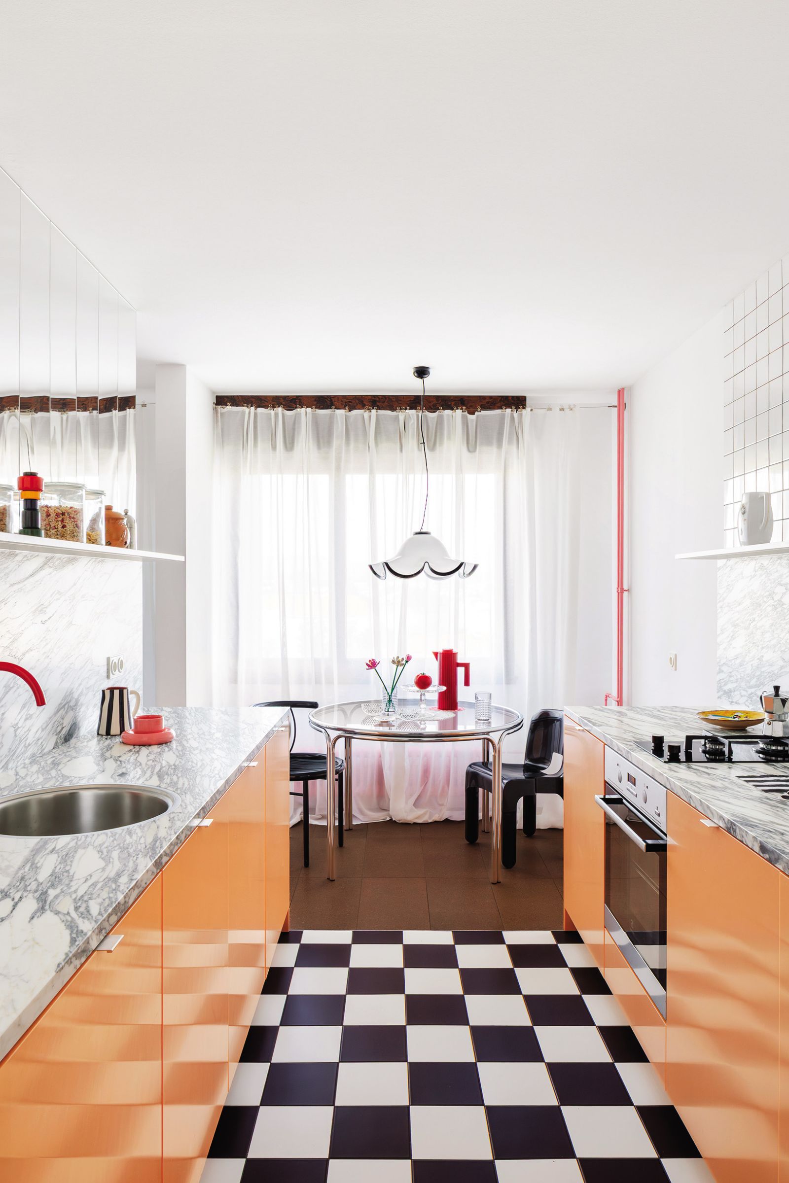 Po mnenju Nine Eminagić je dober interjer s premišljeno zasnovo predvsem funkcionalen, s kombinacijami pravih elementov pa je lahko tudi navdihujoč, igriv in sproščujoč.