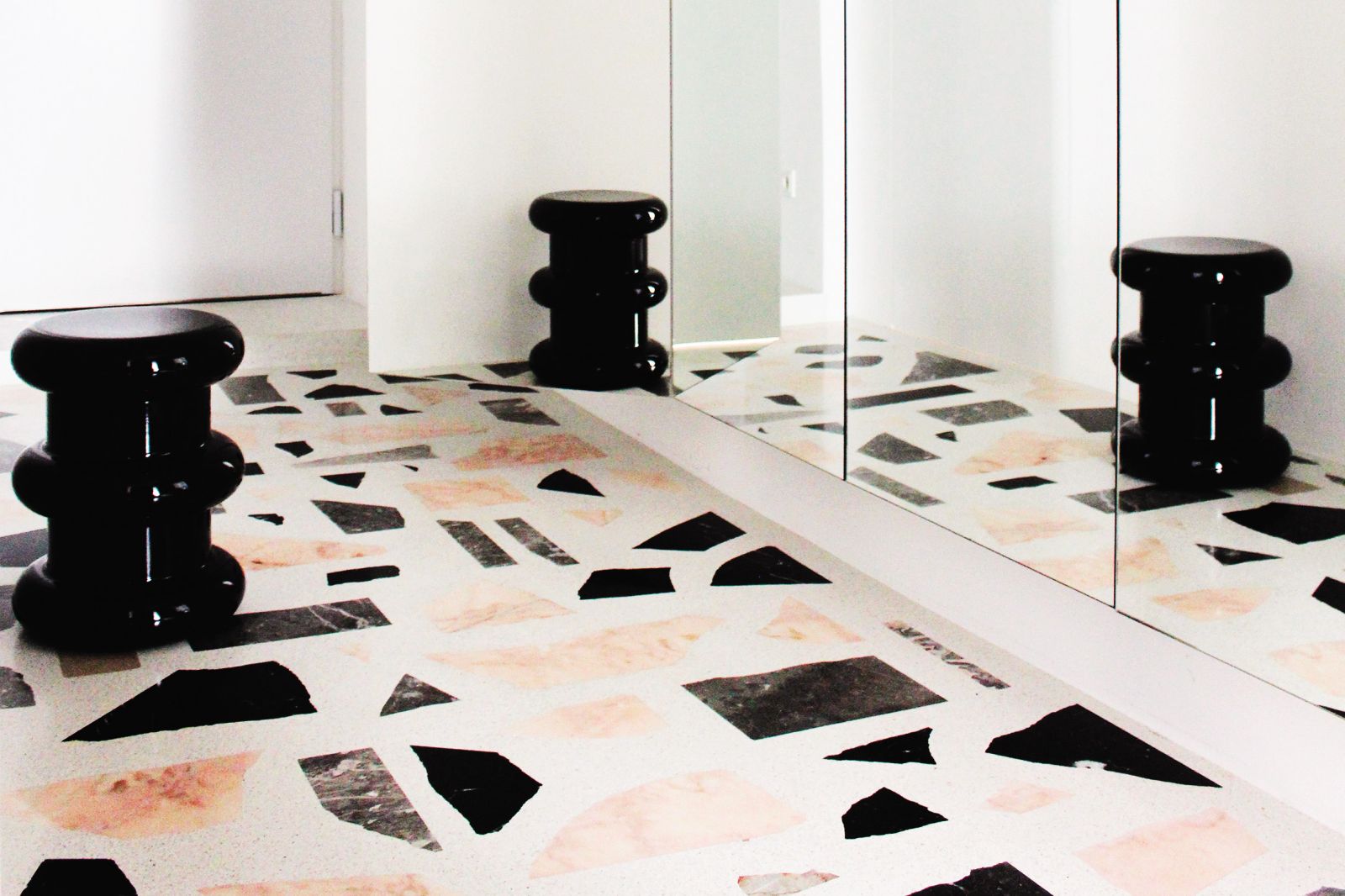 Za prenovo stanovanja B4 v Ljubljani, ki ga med drugim odlikuje talni teraco s premišljeno položenimi rožnatimi, črnimi in sivimi kamni, je studio prejel nagrado BIG SEE Interior Design Award 2020.