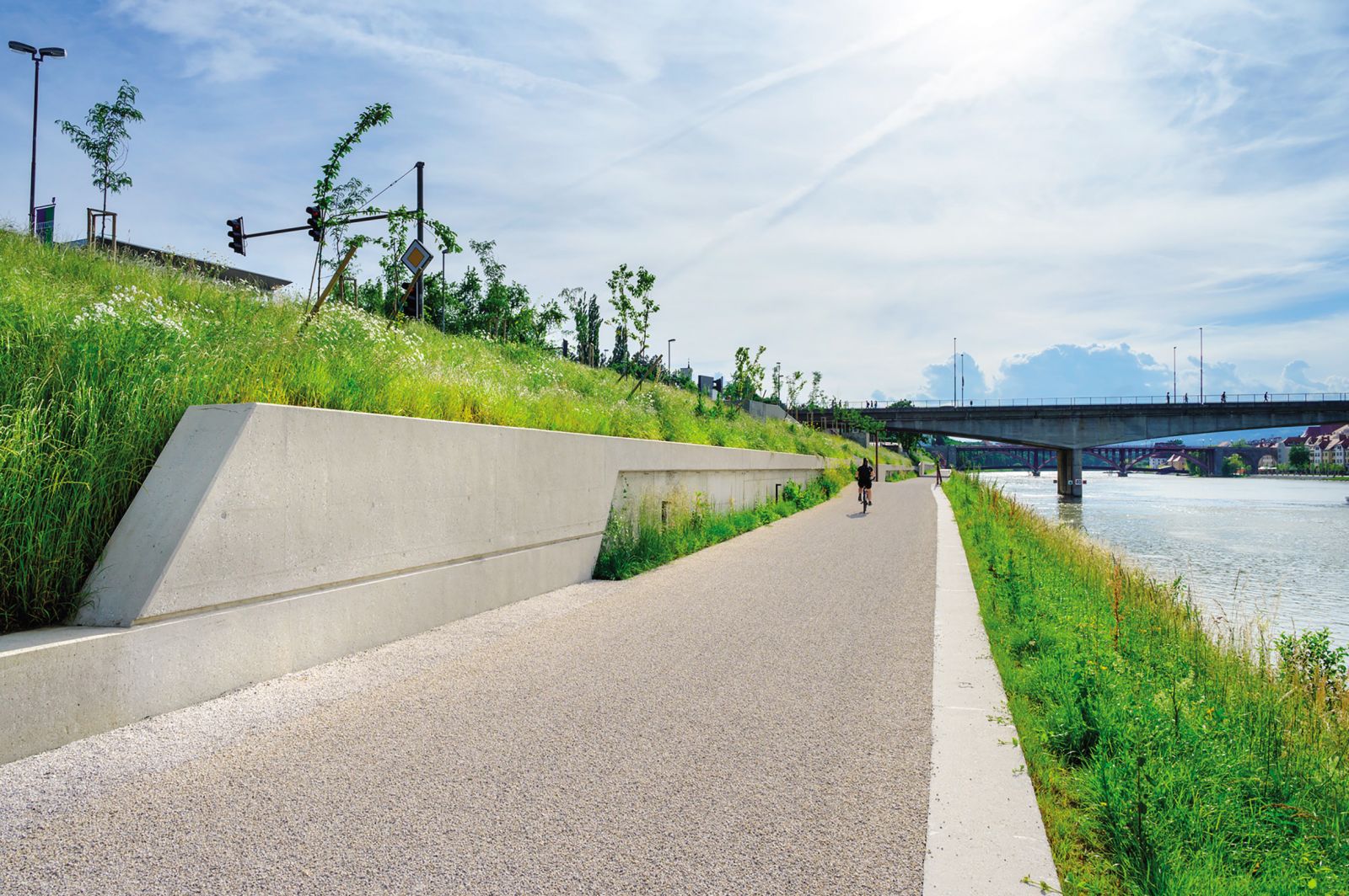 Prvi prenovljeni odsek na desnem, bolj zelenem bregu Drave se po materialu in barvi sklada s prenovljenim Lentom. Od tam je pa skoraj neviden – opaziti je le horizontalne betonske linije, ki »lebdijo« nad reko.