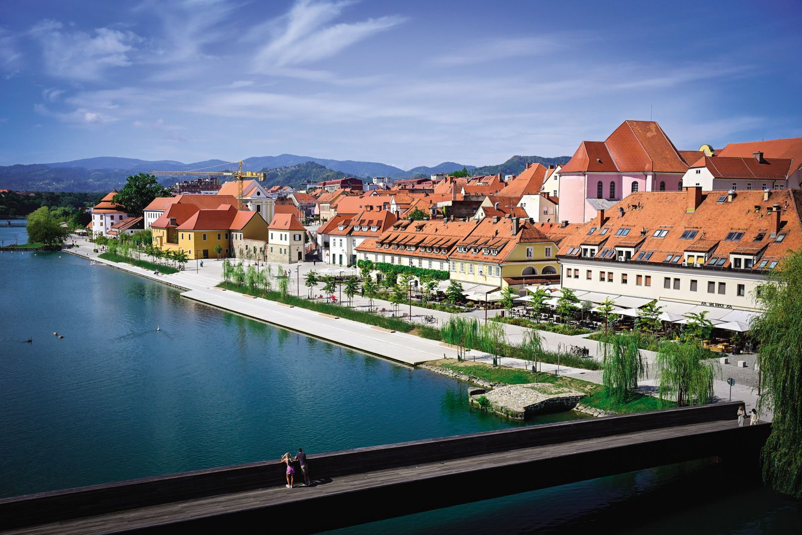 Lent je po novem promenda, prekriva ga nov, enoten tlak. Cesta je sicer ostala, a kot skupnostni prostor, ki si ga delijo vsi udeleženci v prometu.