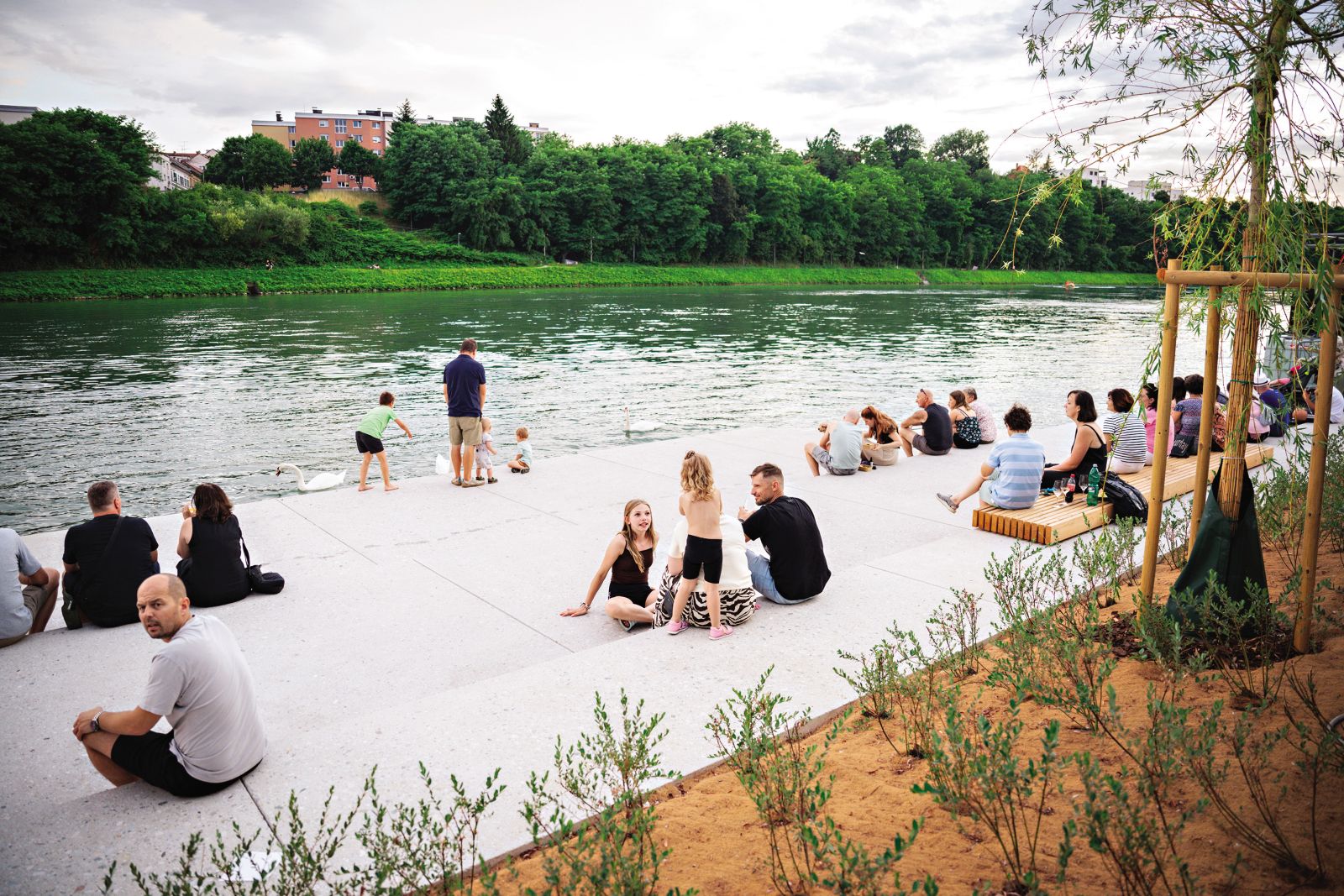 Nove, razširjene stopnice na Lentu, pravzaprav terasaste tribune, se spuščajo vse do vode in kličejo k posedanju.