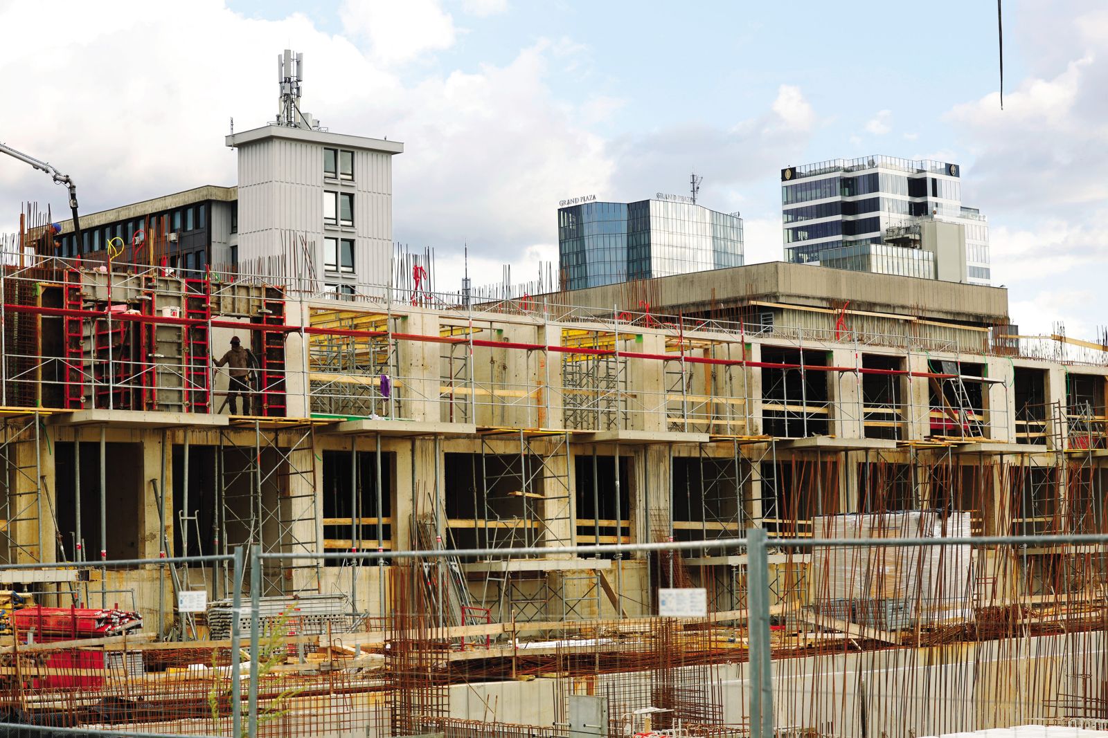 V Sloveniji se neenakost najbolje vidi pri lastništvu nepremičnin (na fotografiji gradnja novega bloka v Ljubljani).