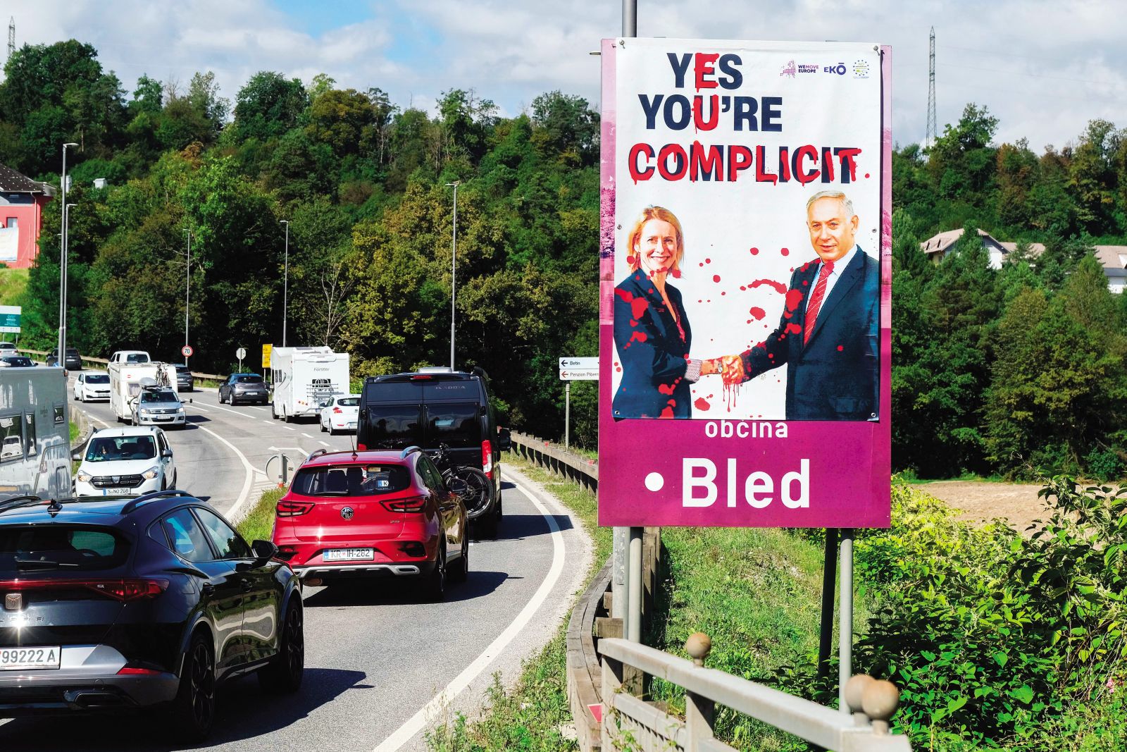 Podoba visoke zunanjepolitične predstavnice EU Kaje Kallas in izraelskega premierja Benjamina Netanjahuja, ki je ob prihodu na Bled pričakala udeležence letošnjega Blejskega strateškega foruma. Na plakatu piše: Ja, ste sokrivi. 