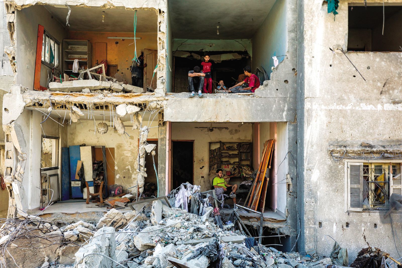 Izraelska vojska stopnjuje kopensko ofenzivo na mesto Gaza, ki se po zgledu drugih mest v prestreljeni, bombardirani in skorajda že v celoti uničeni palestinski enklavi spreminja v ruševine 