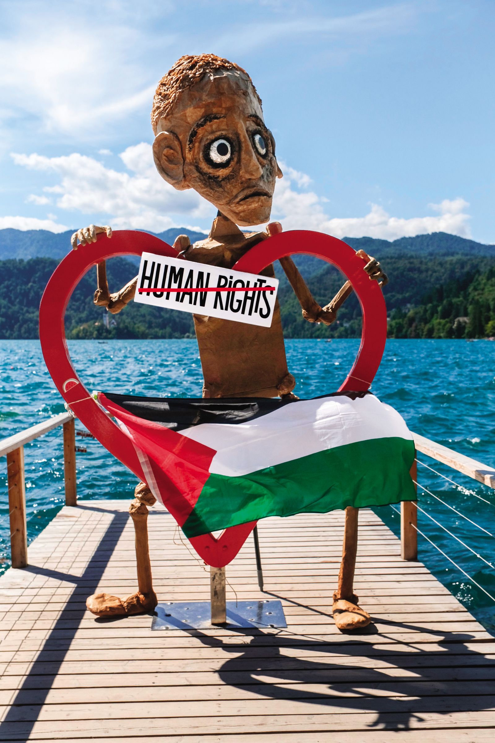 Od povsod prihajajo jasni znaki in sporočila, da se v Gazi dogaja genocid. Zakaj si nekatere evropske države še kar zatiskajo oči? (na fotografiji: umetniška intervencija ob strani letošnjega Blejskega strateškega foruma, ki so se ga udeležili tudi nekateri najpomembnejši evropski funkcionarji) 