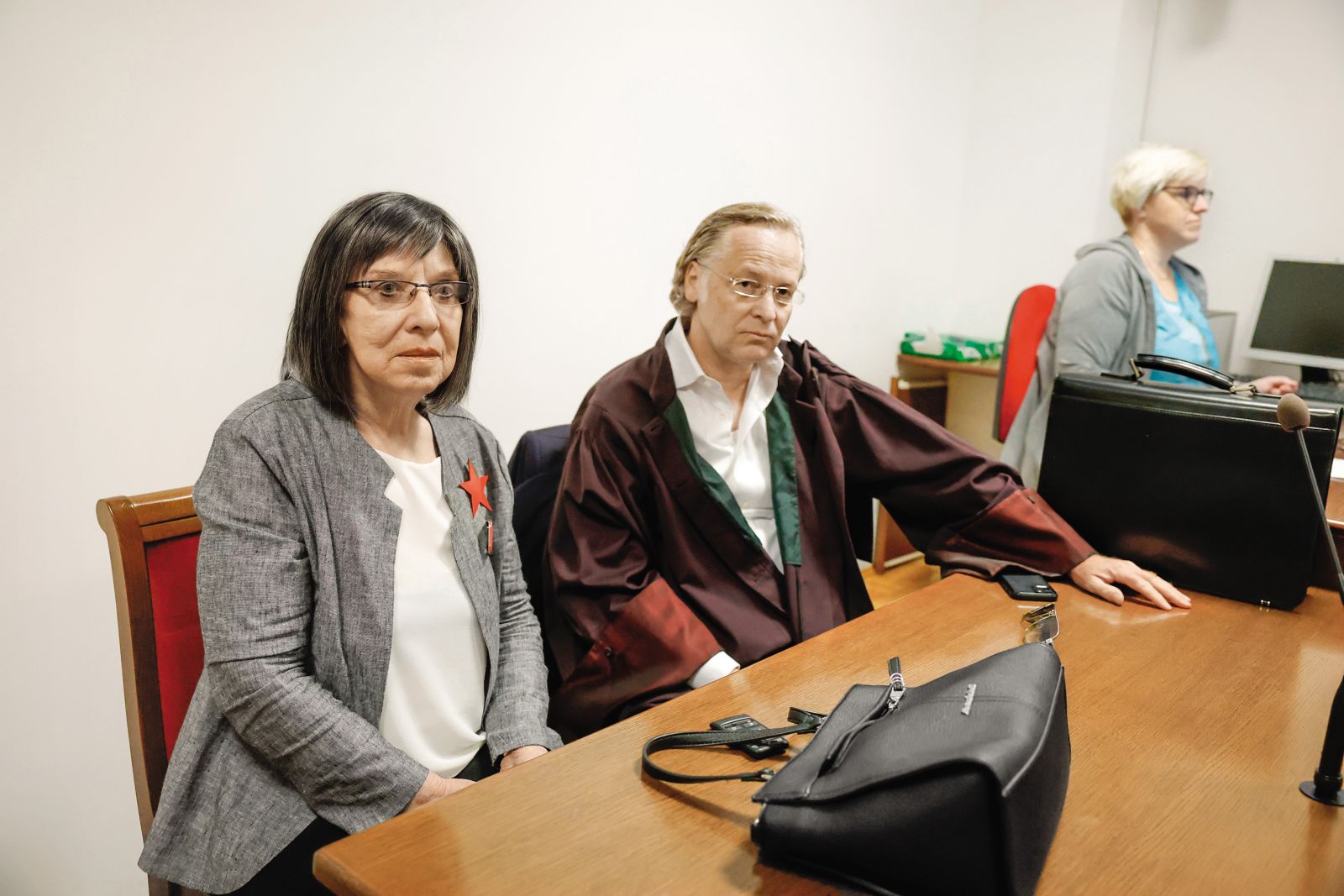 Umetnica Svetlana Makarovič na sodišču zaradi tožbe novinarja RTV SLO Jožeta Možine (skupaj z odvetnikom Davidom Slugo)