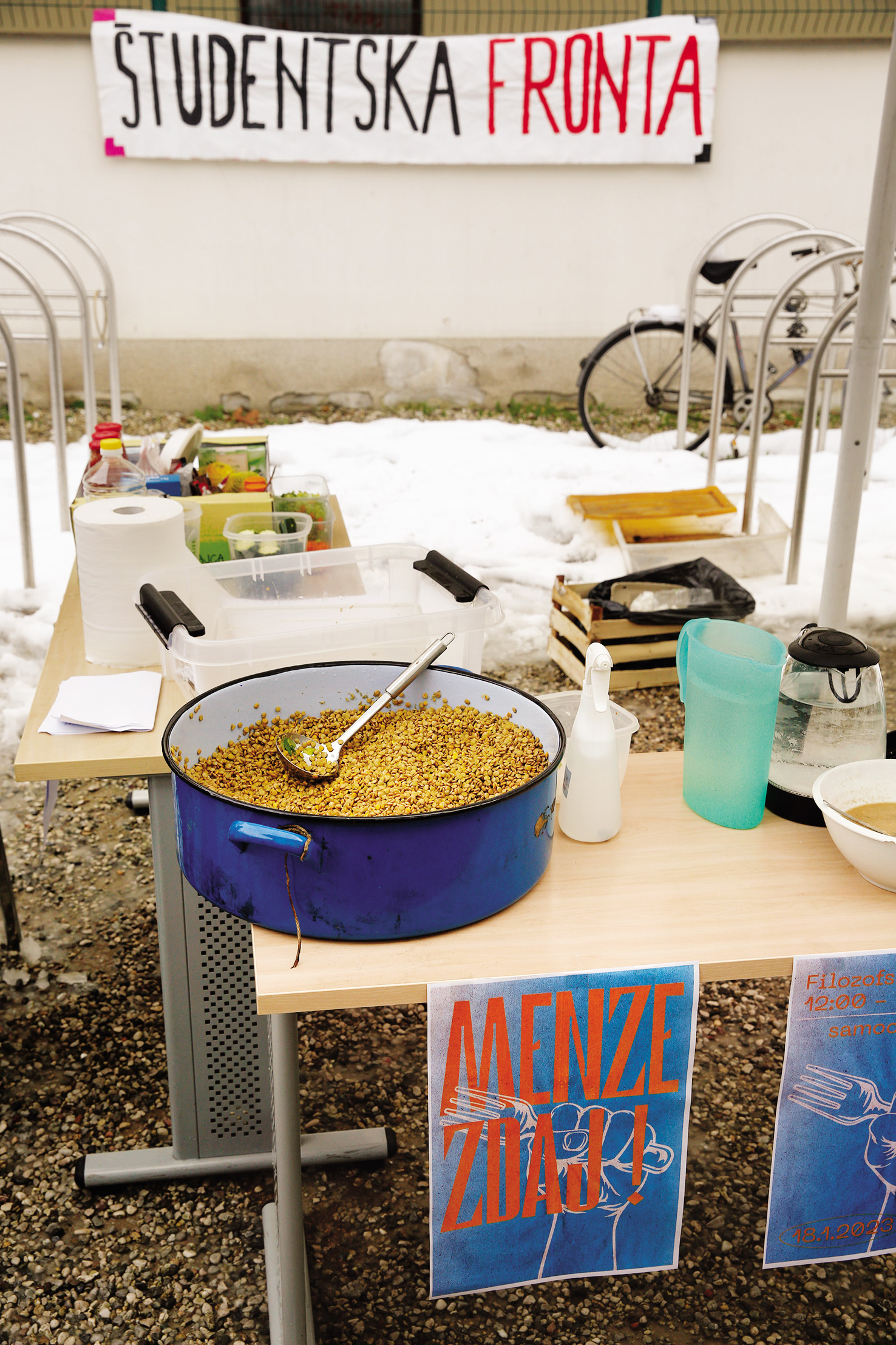 Pozimi leta 2023 so si študenti organizirali protestno menzo /