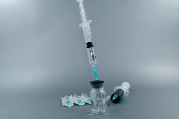»Ni dokazano, da bi paracetamol ali cepiva povzročala avtizem«