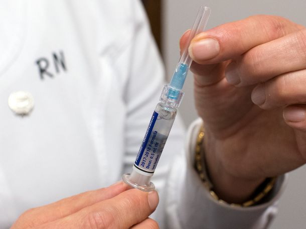 »Postopki za nabavo cepiva so sproženi, cepljenje bi se lahko začelo po novem letu«
