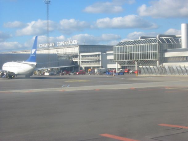 Letališči zaradi dronov začasno zaprti