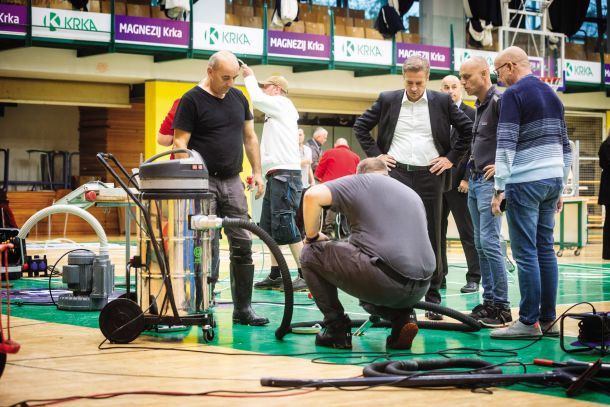 Predsednik vlade Robert Golob ob ogledu škode v poplavljeni Športni dvorani Leona Štuklja v Novem mestu 