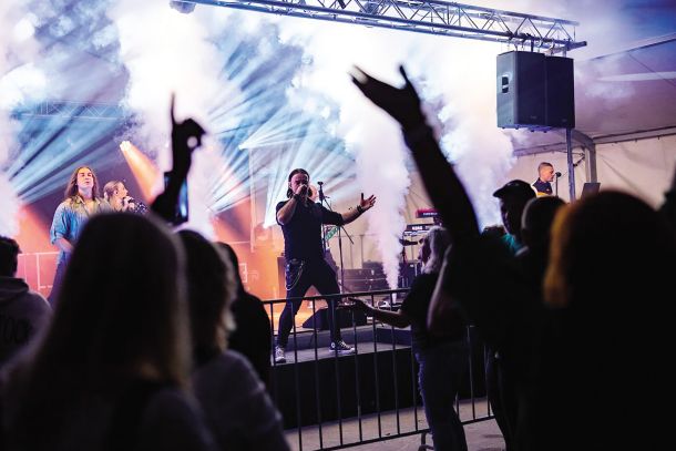 Nepozabni dogodek »Adijo poletje 2025« v Moravskih Toplicah. Na odru naj bi bila ljudi najbolj navdušila skupina Svetinja – Thompson tribute band