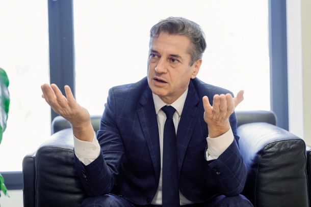 Premier Robert Golob