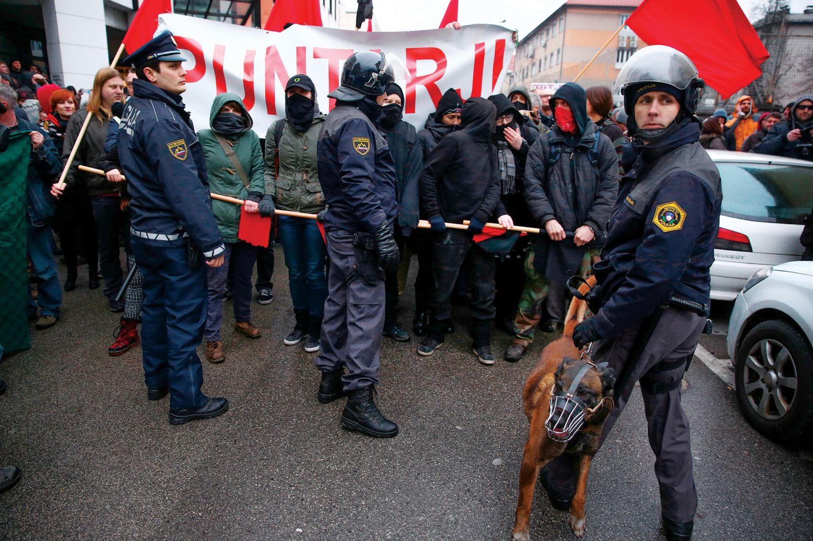 Demonstracije levih aktivistov v času migrantske krize na Kotnikovi ulici v Ljubljani, februarja 2016. Vse skupaj je minilo razmeroma mirno, brez večjega nasilja in neredov. Janez Janša bi jih rad prepovedal.