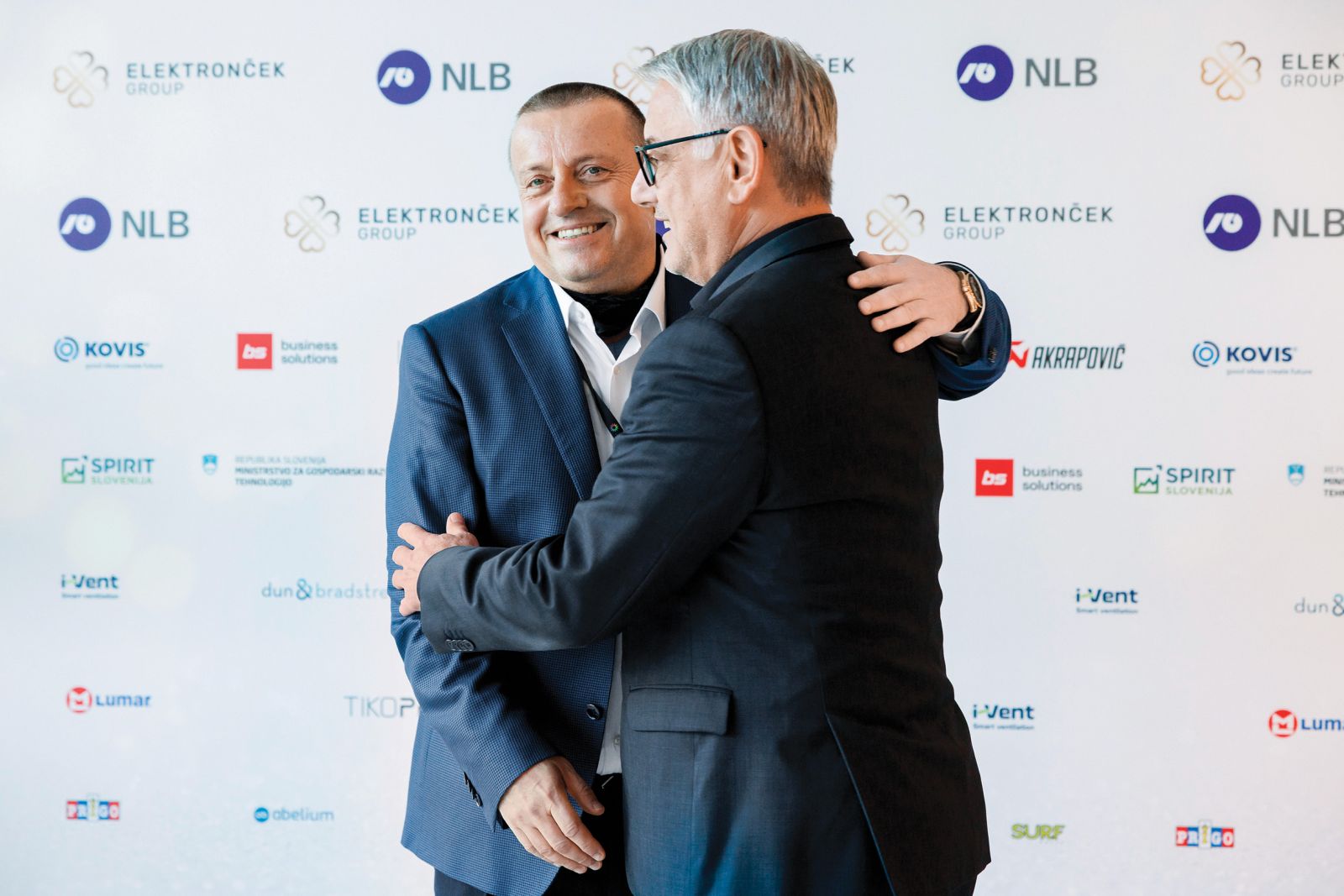 Joc Pečečnik (v prijateljskem objemu z ministrom za gospodarstvo Matjažem Hanom) 