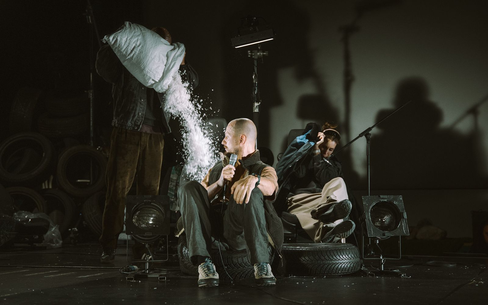 Prizor iz predstave Tukaj v temnem gozdu